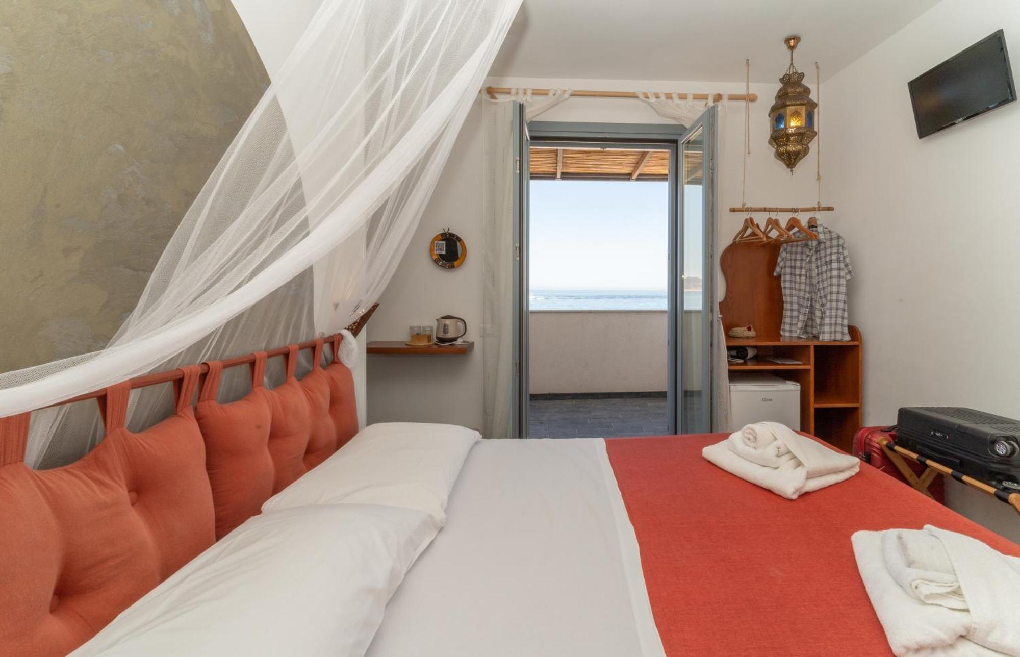 Ajamola Hotel Фавиняна Екстериор снимка